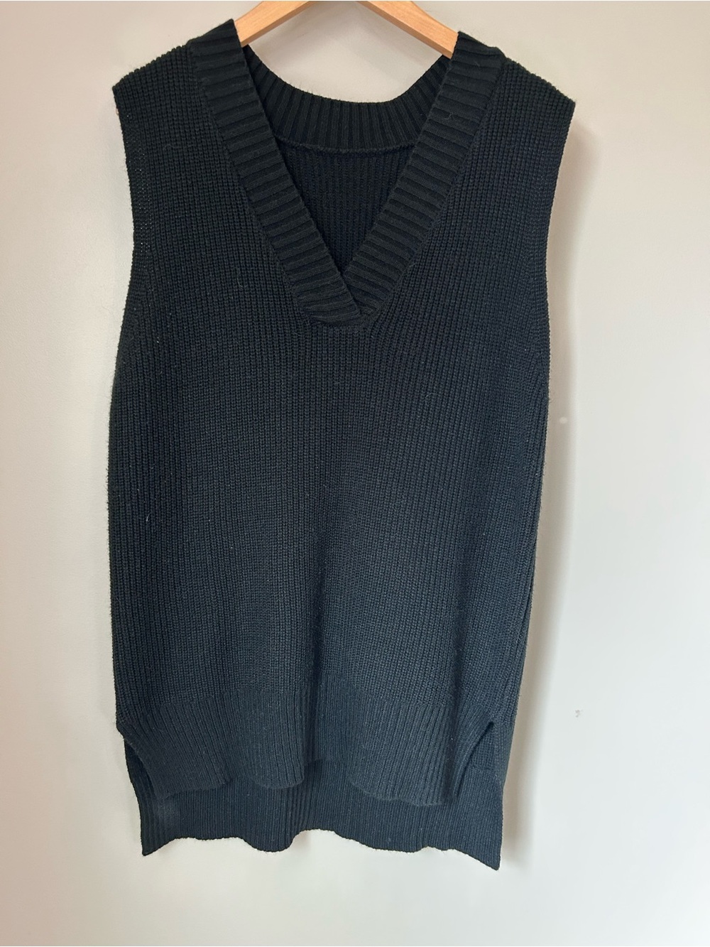 Source Unknown Black V-Neck Knit Sweater Vest for Women